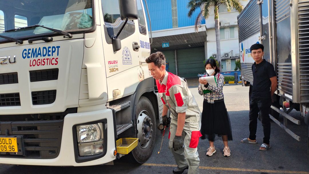 Bơm áp suất lốp xe tải bao nhiêu là chuẩn để chống nổ lốp mùa hè? - HÃ¬nh áº£nh thá»±c táº¿ táº¡i xÆ°á»Ÿng VNBG