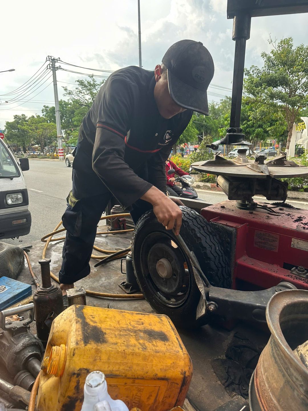 Bí quyết đảo lốp ô tô đúng kỹ thuật giúp tăng gấp đôi tuổi thọ lốp. - Hình ảnh thực tế tại xưởng VNBG