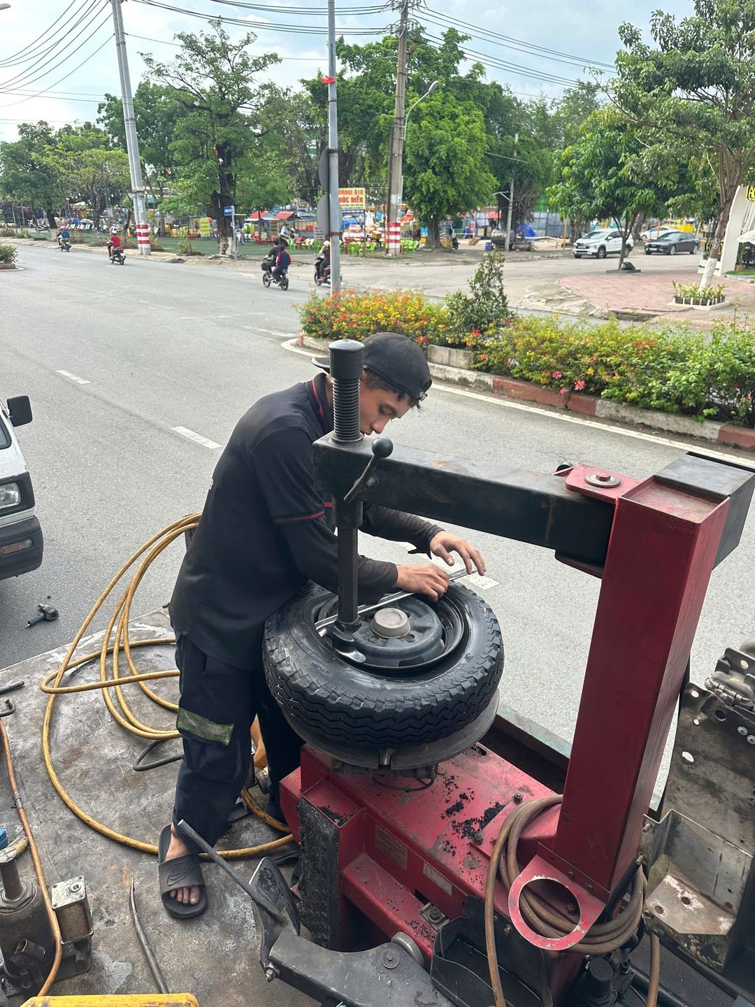 Bí quyết đảo lốp ô tô đúng kỹ thuật giúp tăng gấp đôi tuổi thọ lốp. - Hình ảnh thực tế tại xưởng VNBG
