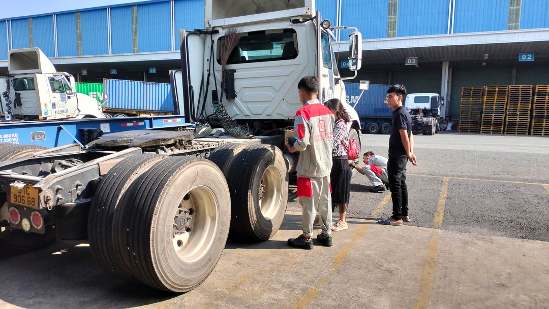 Đèn báo lỗi động cơ (Check Engine) sáng màu vàng 5 nguyên nhân phổ biến. - Hình ảnh thực tế tại xưởng VNBG