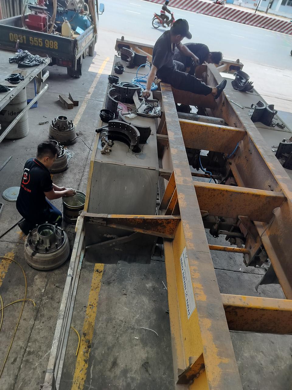 Sơn dặm tút vết xước ô tô mất bao lâu? Giá bao nhiêu tiền? - Hình ảnh thực tế tại xưởng VNBG