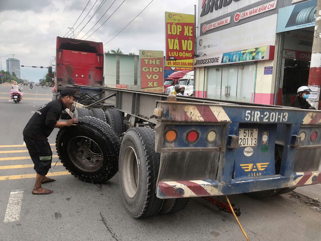 Thay má phanh (bố thắng) xe tải Kinh nghiệm chọn loại chịu tải cao. - Hình ảnh thực tế tại xưởng VNBG