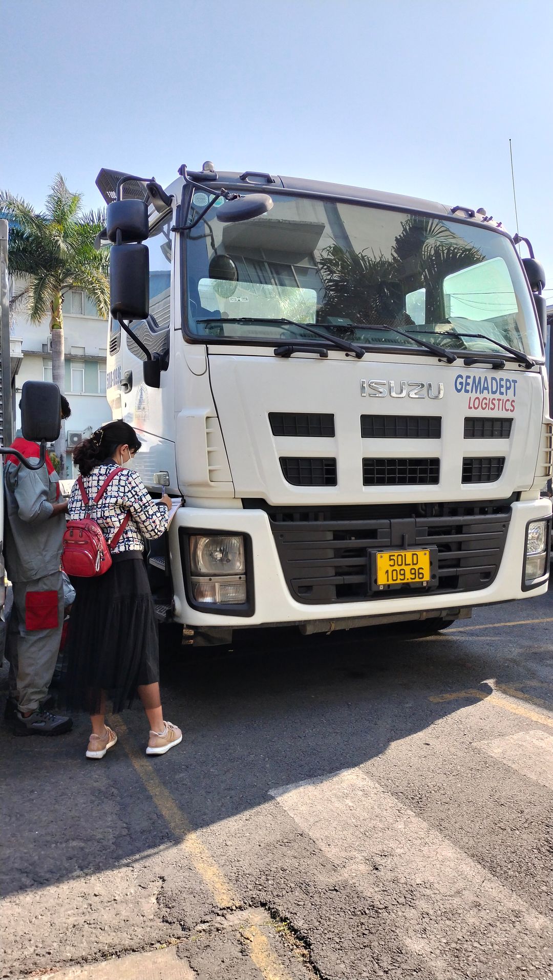 Chẩn đoán và sửa chữa hệ thống điện xe tải chập chờn. 2 Chẩn đoán và sửa chữa hệ thống điện xe tải chập chờn. - Hình ảnh thực tế tại xưởng VNBG