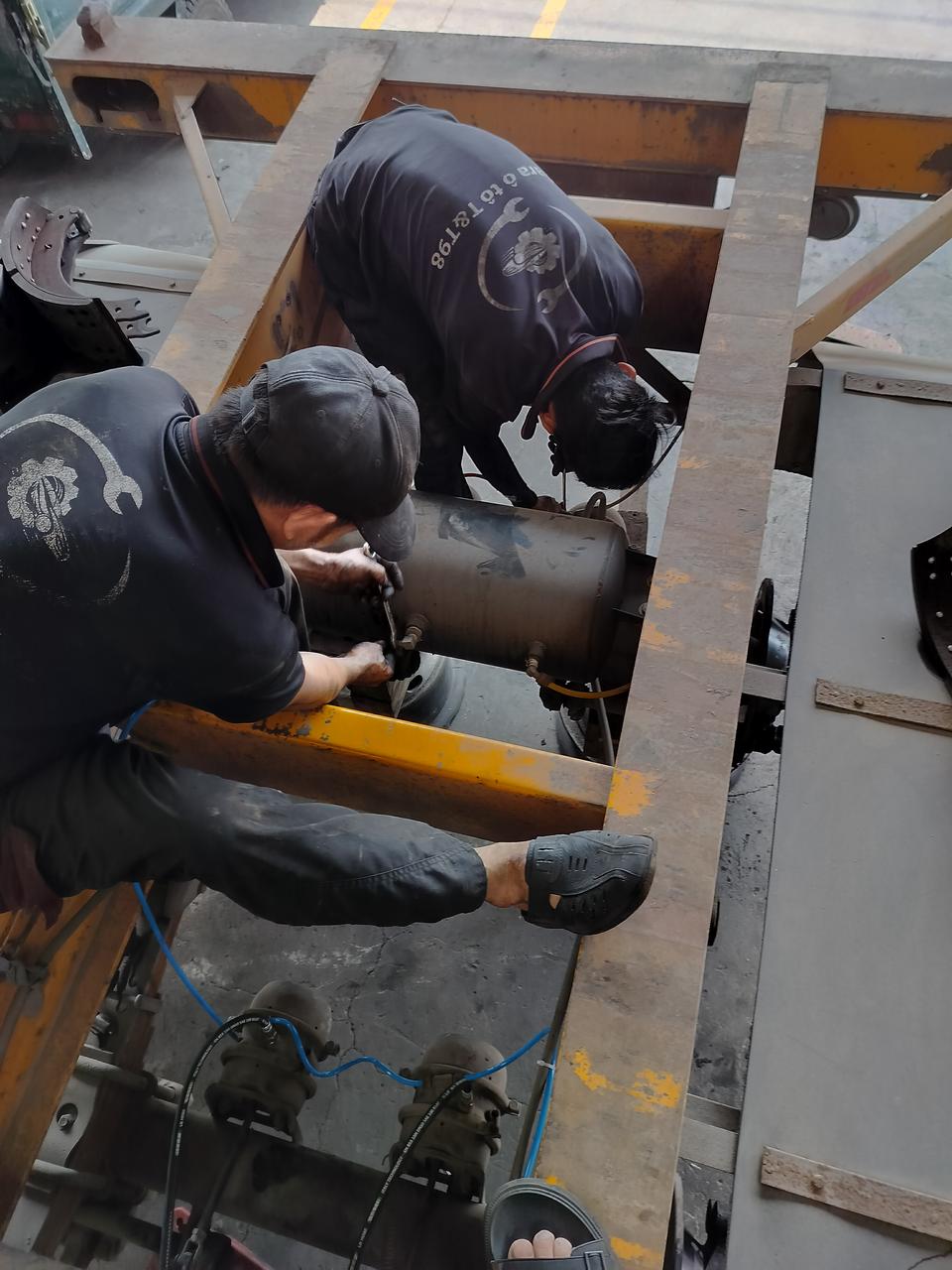 Chẩn đoán và sửa chữa hệ thống điện xe tải chập chờn. 4 Chẩn đoán và sửa chữa hệ thống điện xe tải chập chờn. - Hình ảnh thực tế tại xưởng VNBG